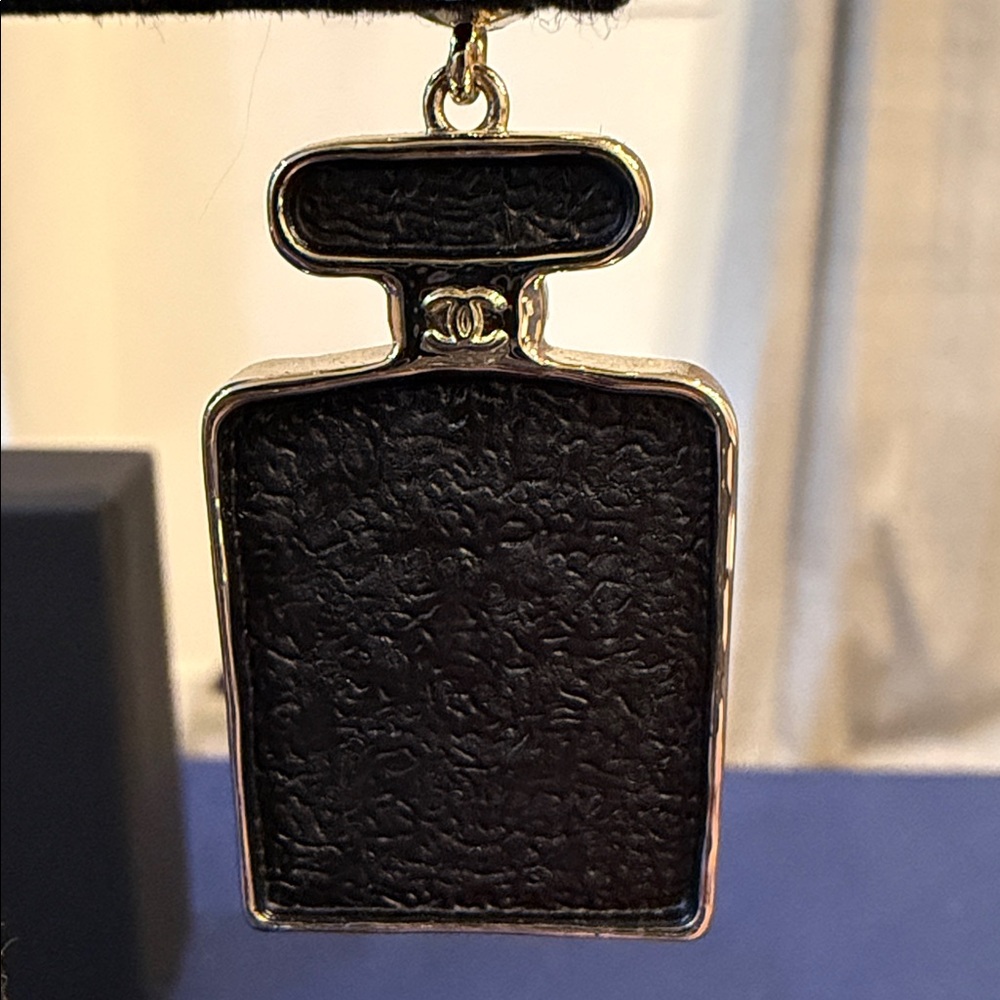 CHANEL | ✨NEW✨ 2023 Gold Plated & Leather Strass Perfume Bottle Earrings - Picture 6 of 7